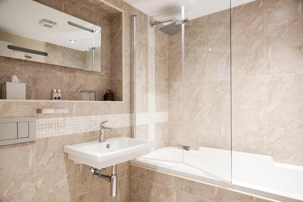 The Bower Inn Bridgwater Exterior foto Bathroom with shower screen