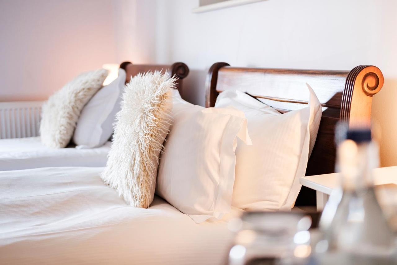 The Bower Inn Bridgwater Exterior foto A bed with pillows