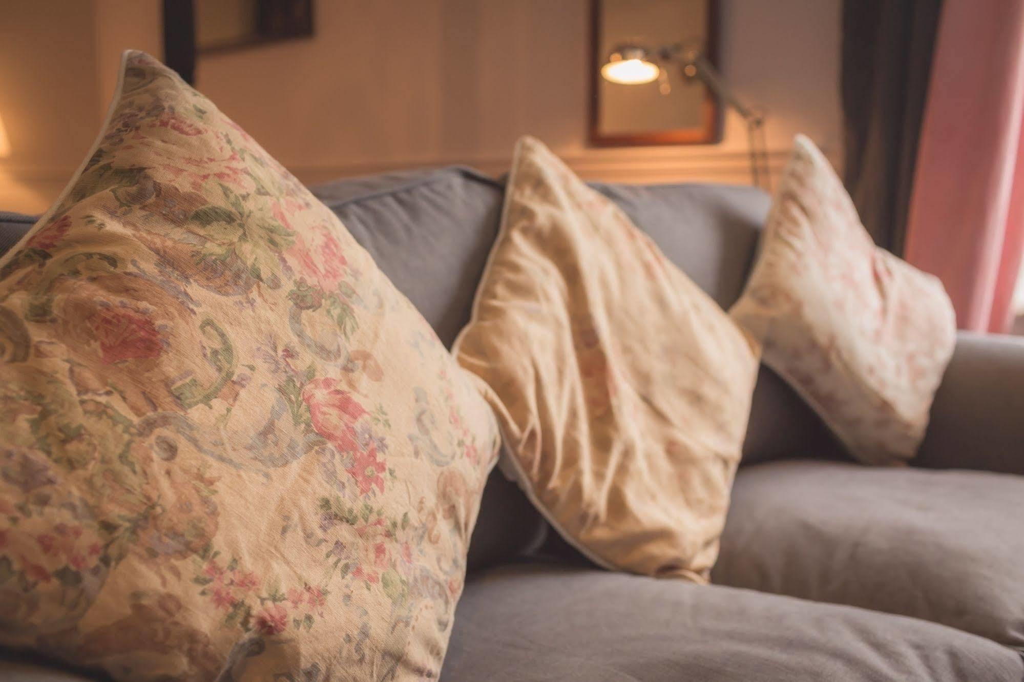 The Bower Inn Bridgwater Exterior foto Cushions on a sofa