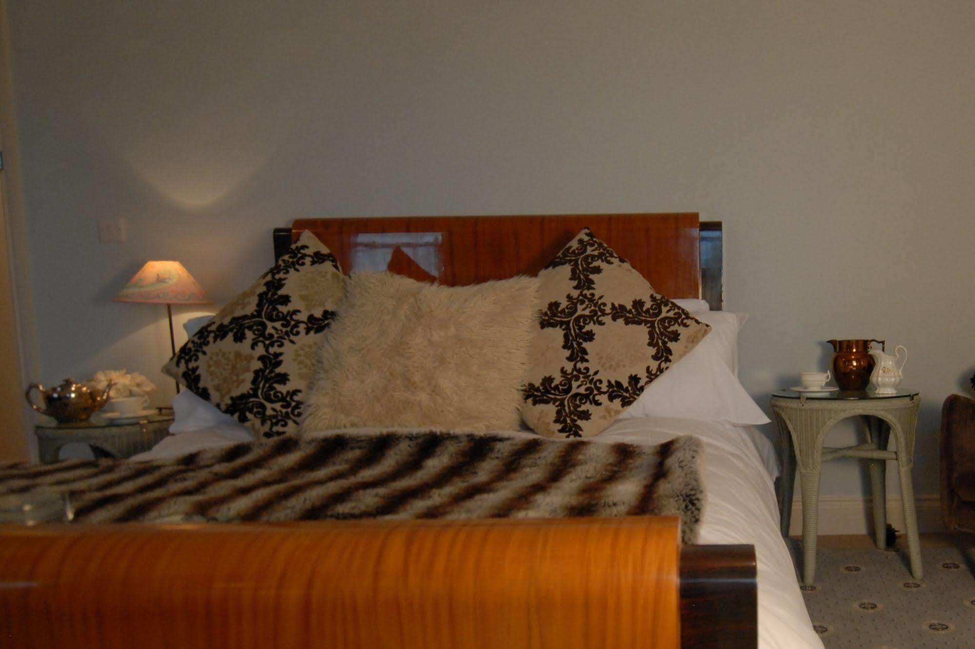 The Bower Inn Bridgwater Exterior foto A bed with a mink throw